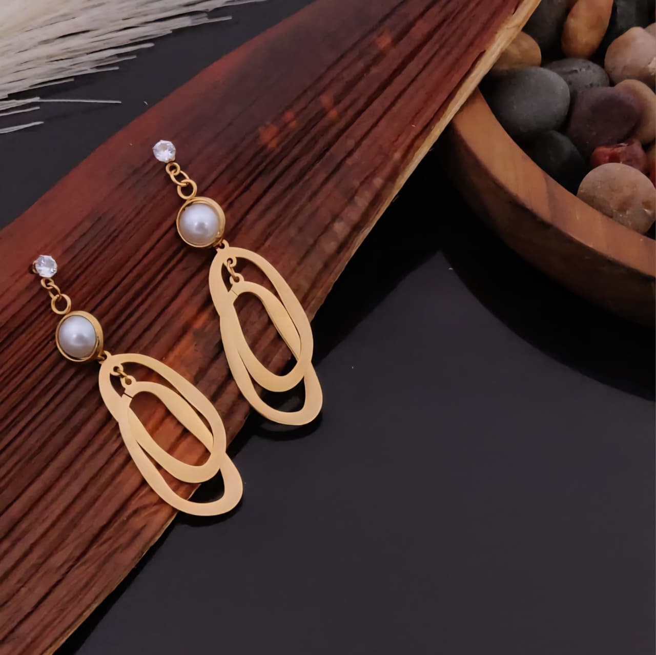 Moderne Pearl Drop Earrings